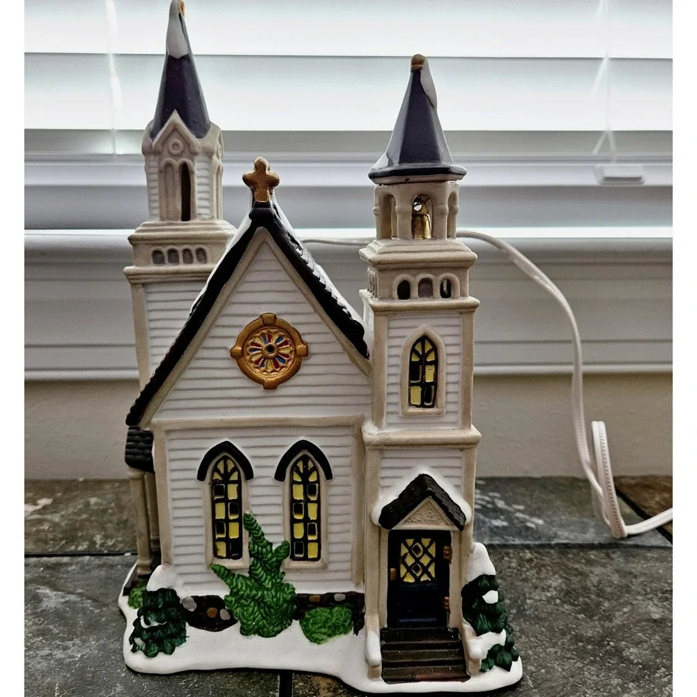 Carole Towne Owen Chapel 2002 •Lighted Church w/ Cord • Lemax Manufactured • Box